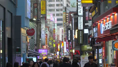 Belebte-Einkaufsstraße-In-Seoul