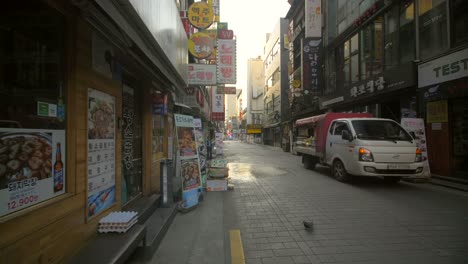 Mann,-Der-Die-Straße-In-Seoul-Putzt