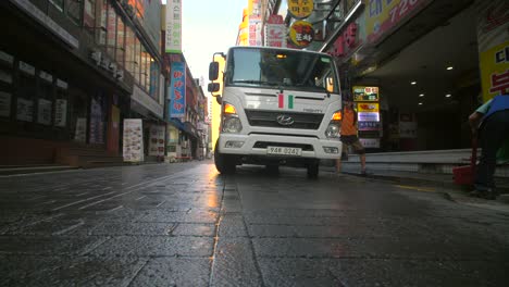 Lorry-in-Seoul-at-Dawn