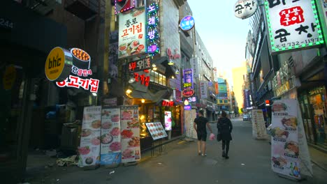Fußgänger-In-Seoul-Im-Morgengrauen