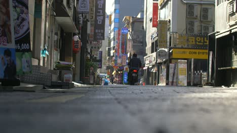 Mann-Auf-Einem-Moped-In-Seoul