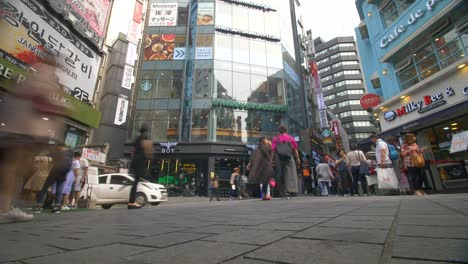 Calle-peatonal-en-el-lapso-de-tiempo-de-Seúl
