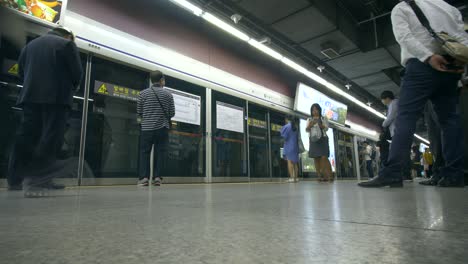 U-Bahn-Bahnsteig-Zeitraffer