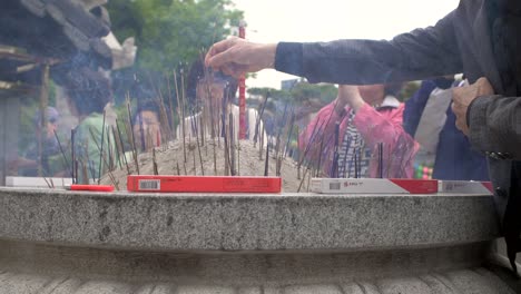 Ofrenda-de-incienso-en-el-templo-budista