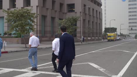 Men-Crossing-Road-en-LA