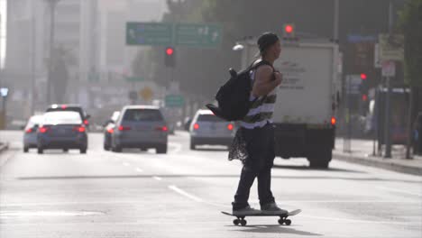 Mann-Skateboarden-In-Der-Innenstadt-Von-La