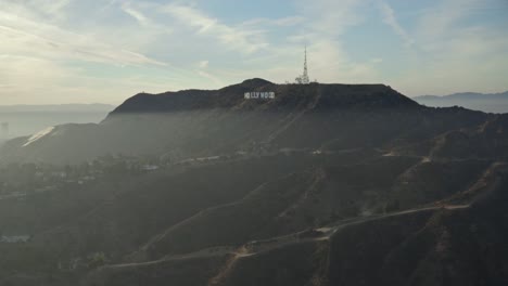 Volando-hacia-el-letrero-de-Hollywood