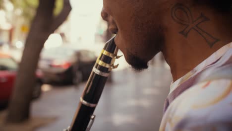 Hombre-tocando-el-clarinete-CU