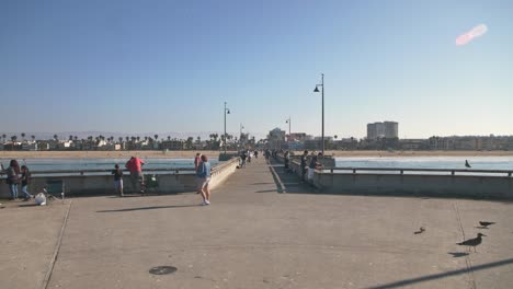Gente-en-Venice-Fishing-Pier-LA