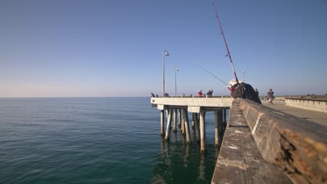 Pescadores-en-el-muelle-de-pesca-de-Venecia