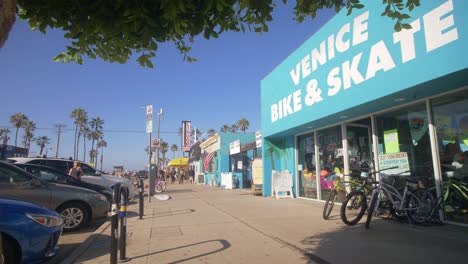 Tienda-de-bicicletas-y-patines-cerca-de-la-playa-de-Venecia