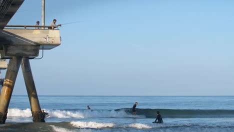 Surfistas-por-el-muelle-de-pesca-de-Venecia