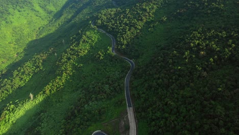 Carretera-sinuosa-a-través-de-colinas-boscosas