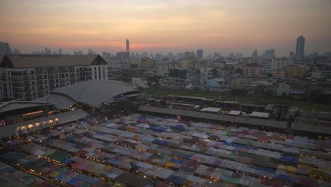 Skyline-de-Bangkok-y-mercado-de-Ratchada