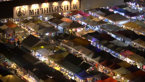 Mercado-de-trenes-de-Ratchada-en-la-noche