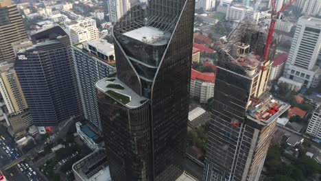 Fliegen-Um-Wolkenkratzer-In-Bangkok