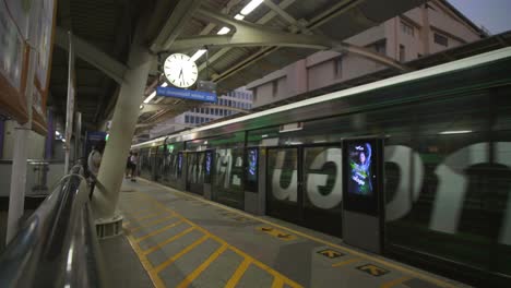 Bangkok-Metro-Zug-Am-Bahnhof-Ankommen