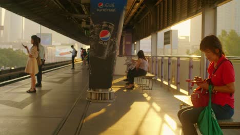 Pasajeros-esperando-en-la-plataforma-del-tren