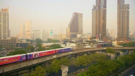 Skytrain-pasando-por-Bangkok