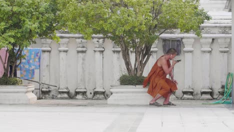Buddhistischer-Mönch-Auf-Dem-Smartphone