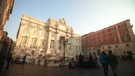 Paar-Geht-Am-Trevi-Brunnen-Vorbei