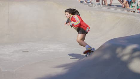 Frau,-Die-Im-Skatepark-Von-Venice-Beach-Skatet