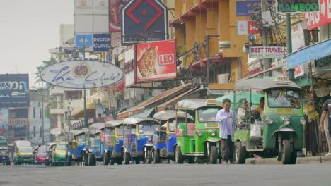 Tuk-Tuks-en-una-fila-en-Bangkok