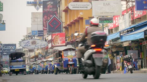 Tuk-Tuks-in-Bangkok-Street