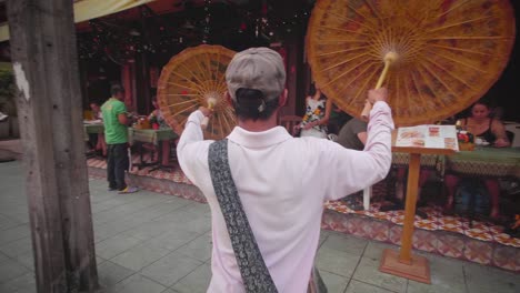 Hombre-vendiendo-sombrillas-en-Bangkok