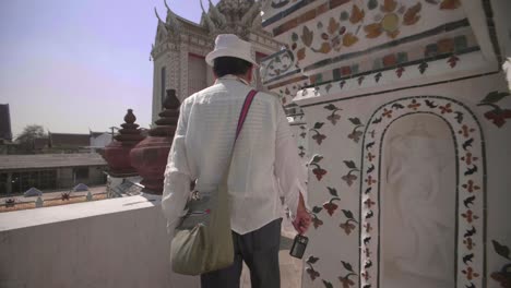 Hombre-caminando-por-el-templo-de-Wat-Arun