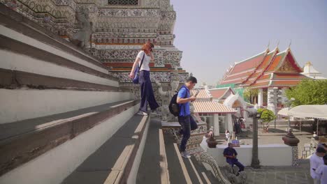 Turistas-que-descienden-los-pasos-de-Wat-Arun