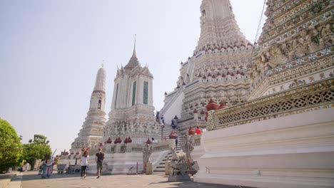 Visitantes-en-el-templo-de-Wat-Arun-Bangkok