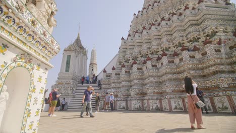 Frau-Fotografiert-Wat-Arun-Tempel