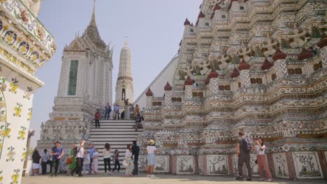 Turistas-en-el-templo-de-Wat-Arun-Bangkok
