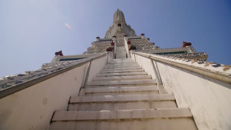 Looking-Up-At-Wat-Arun-Pagoda