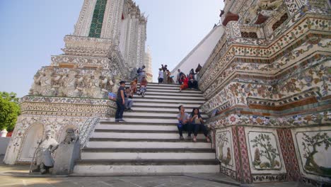 Touristen,-Die-Auf-Stufen-Des-Tempels-Sitzen