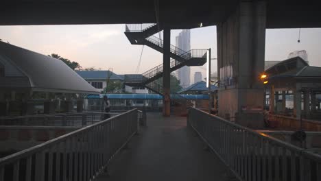 Treppenhaus-Unter-Der-Brücke-In-Bangkok