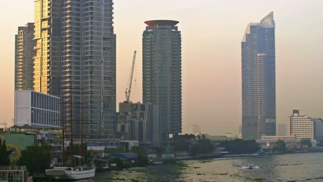 Wolkenkratzer-Am-Wasser-In-Bangkok