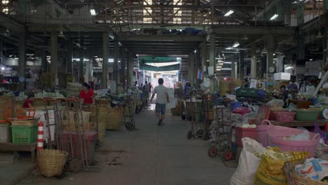 Mann,-Der-Durch-Den-Markt-Von-Bangkok-Geht