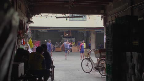 Männer,-Die-In-Bangkok-Mit-Fußball-Spielen