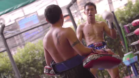 Muay-Thai-Boxer-Training-Mit-01