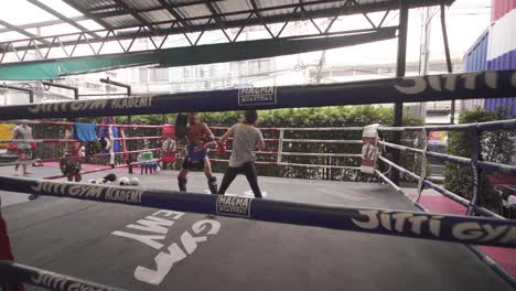 Luchadores-de-muay-thai-luchando-en-el-ring