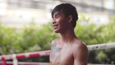 Junger-Muay-Thailändischer-Boxer-Lächelt
