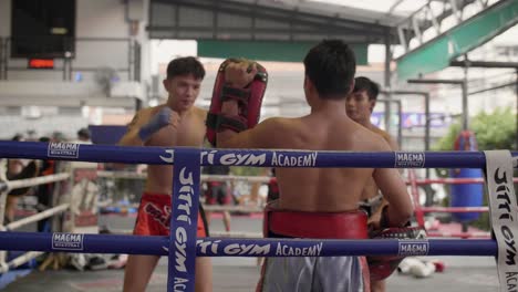 Boxeadores-de-muay-thai-sparring-en-ring