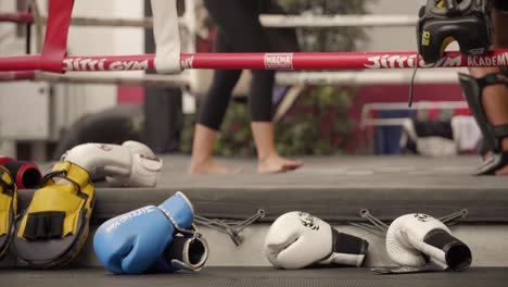 Guantes-de-boxeo-en-el-borde-del-ring