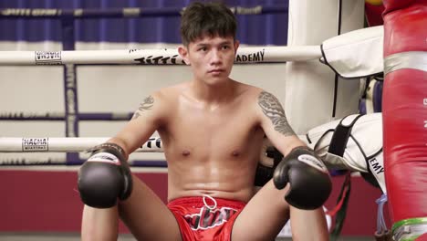 Joven-boxeador-de-muay-thai-riendo
