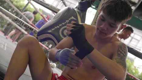 Muay-Thai-Fighter-Wrapping-Hand