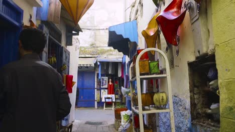 Hombre-colgando-linternas-fuera-de-la-tienda