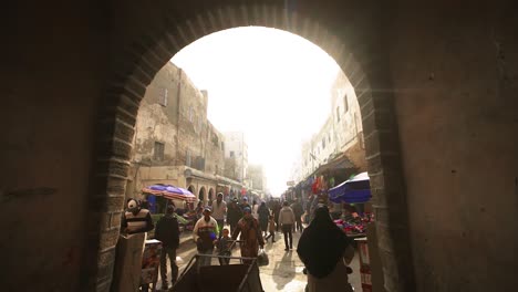 Durch-Die-Gasse-Zum-Marktplatz-Gehen