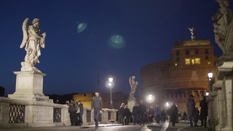 Gente-en-el-puente-de-Sant-Angelo-en-la-noche